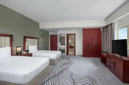 DoubleTree by Hilton - 4