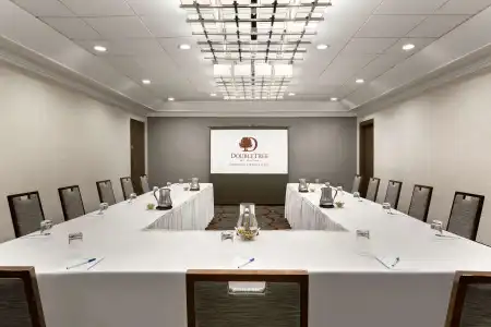 DoubleTree by Hilton Toronto Airport West - 11
