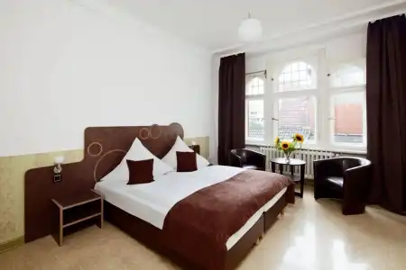 Three Little Pigs Hostel - Your Berlin Castle - 29