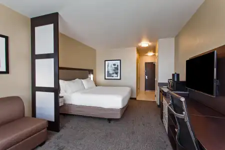 Holiday Inn Express & Suites Anaheim Resort Area by IHG - 1