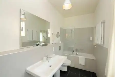 Alma - Boutique hideaway by the lake with rooftop and ladies-only wellness - 24