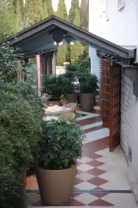 & Restaurant Milan - 12