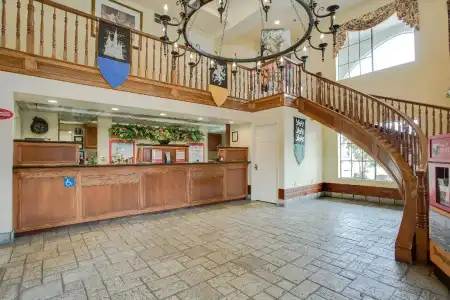 Castle Inn and Suites - 1