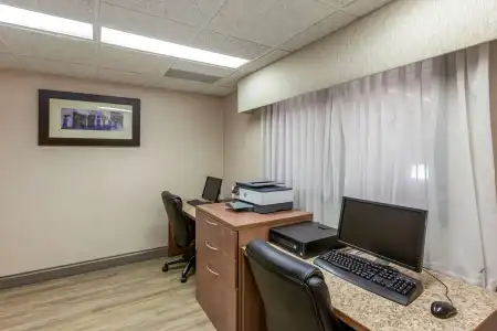 Best Western Plus Burlington Inn & Suites - 4