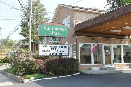 Sundowner on Lake George - 37
