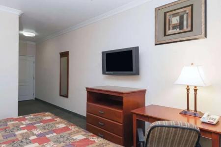 Howard Johnson by Wyndham Bakersfield - 14