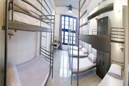 8 Sleepers Street Hostel - 19