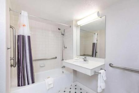 La Quinta Inn by Wyndham El Paso West - 20