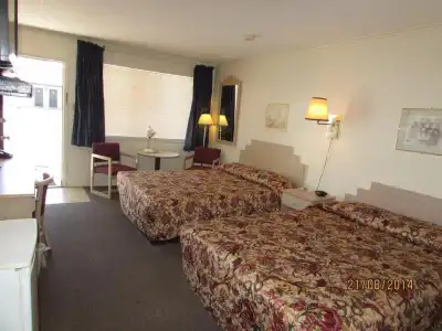Royal Host Motel - 13
