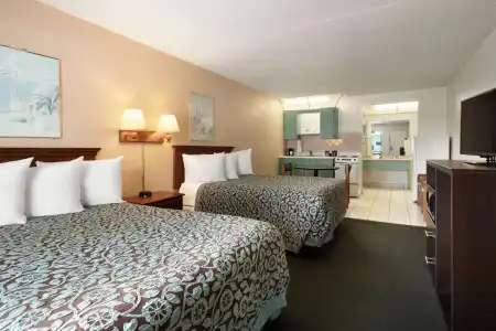 Days Inn by Wyndham Clearwater/Gulf to Bay - 4