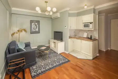 Queen's Court & Residence - 202