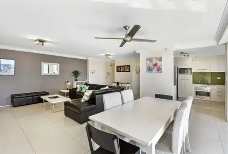 Surfers Century Oceanside Apartments - 218