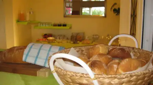 Toni's Guesthouse - 8