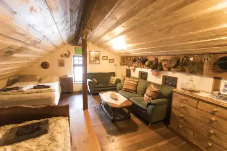 Raven's Bed and Breakfast - 3
