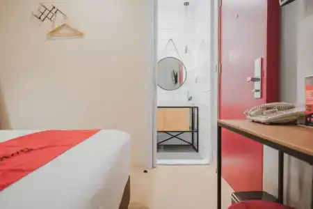RedDoorz Plus @ Thamrin - 55