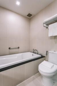 Adelphi Suites Bangkok - 10