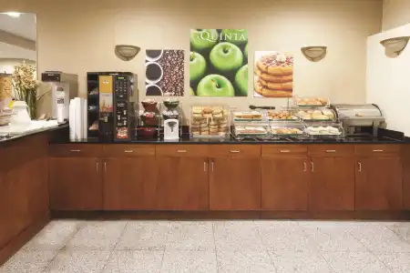 La Quinta Inn by Wyndham Queens - 7