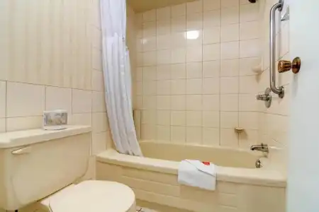 Econo Lodge Inn & Suites - 66