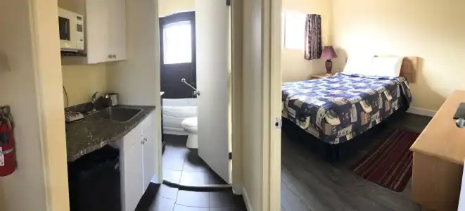 The Port-O-Call Inn & Suites - 2