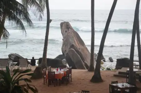Sri Gemunu Beach Resort - 1