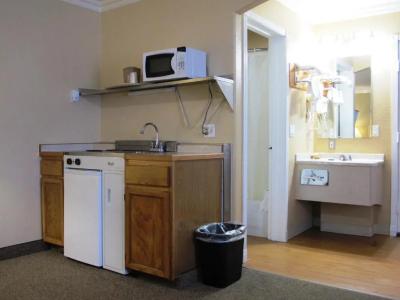 Merrill Field Inn - 12