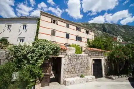 Stranger Tides Hostel - 10