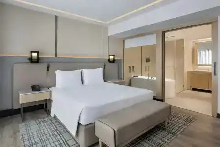 Courtyard by Marriott Mumbai International Airport - 86