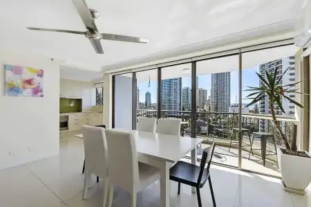 Surfers Century Oceanside Apartments - 233
