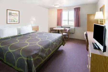 Super 8 Redmond - 19