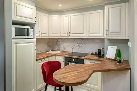 Queen's Court & Residence - 112
