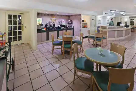 La Quinta Inn by Wyndham Austin Oltorf - 10