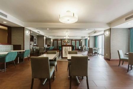 Hampton Inn Bismarck - 35