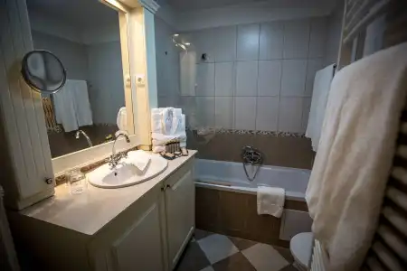 Queen's Court & Residence - 7