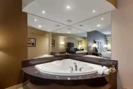 Best Western Plus Burlington Inn & Suites - 63