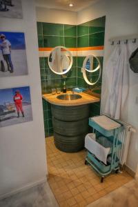 Road Stop Neandertal - 65