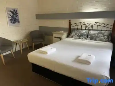 Mahogany Motel - 23