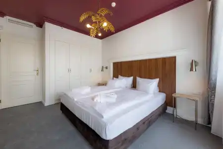 Queen's Court & Residence - 218