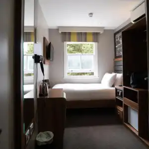 London Court - 25