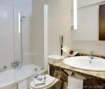 LATROUPE Grand Place Hostel - 7