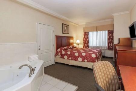 Howard Johnson by Wyndham Bakersfield - 14