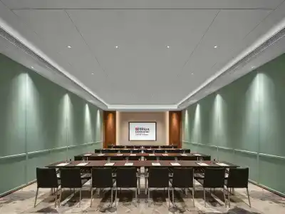 Hilton Garden Inn West Lake - 11