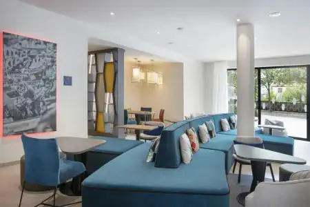 Hampton by Hilton - 19