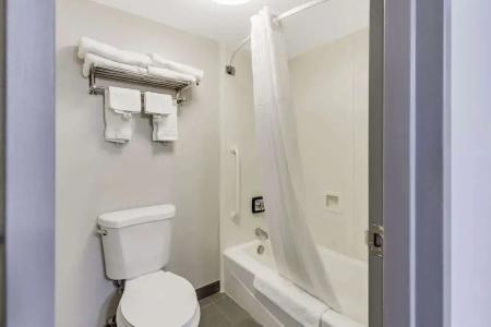 Clarion Pointe Near Erie Casino - 49