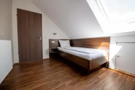 Garni Henn - 22