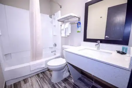 Days Inn & Suites by Wyndham Wisconsin Dells - 8
