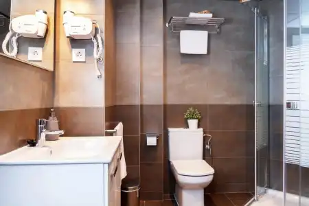 Feelathome Plaza Apartments - 9