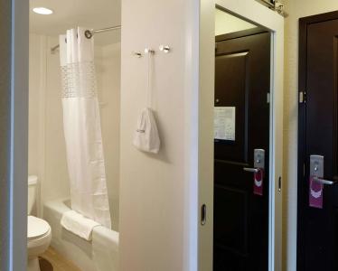 Hampton Inn Green Bay Downtown - 10