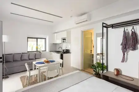 Cozy Corner Luxury Apartments - 26