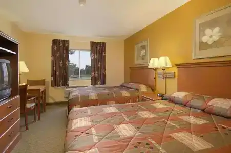 Super 8 by Wyndham Topeka at Forbes Landing - 15