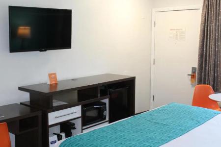 Howard Johnson by Wyndham San Diego Circle - 13